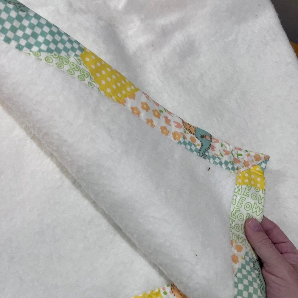 Vtg Handmade Plush Baby Blanket‎ Animal Patchwork Border White Fleece 36x48